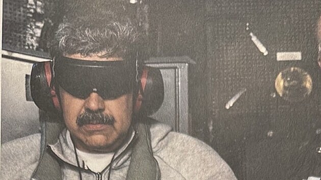 Nicolas Maduro na palub� americk� lodi Iwo Jima. (3 ledna 2026)