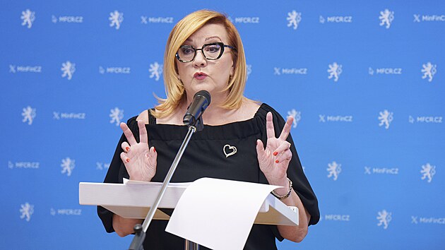 Ministryn� financ� Alena Schillerov� (ANO) na tiskov� konferenci (6. ledna 2026)