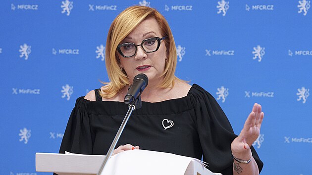 Ministryn� financ� Alena Schillerov� (ANO) na tiskov� konferenci (6. ledna 2026)