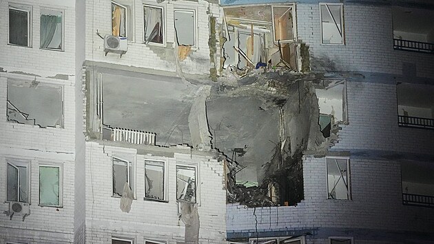 Obytn� budova po�kozen� rusk�m �tokem v Kyjev�. (9. ledna 2026)