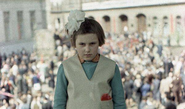D�vka si oslavy prvn�ho m�je ve Lvov� u��vala po sv�m. (1. kv�tna 1968)