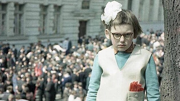 D�vka si oslavy prvn�ho m�je ve Lvov� u��vala po sv�m. (1. kv�tna 1968)