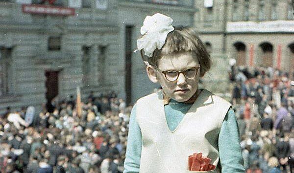 D�vka si oslavy prvn�ho m�je ve Lvov� u��vala po sv�m. (1. kv�tna 1968)