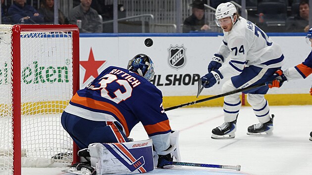 David Rittich zasahuje proti st�ele hr��� Toronto Maple Leafs.