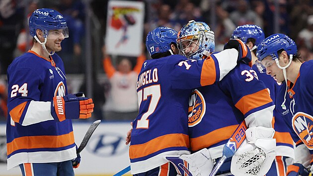Hr��i New York Islanders slav� s brank��em Davidem Rittichem v�hru nad Toronto Maple Leafs.