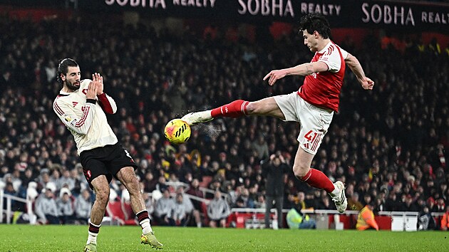 Declan Rice st�ílí v utkání s Liverpoolem.