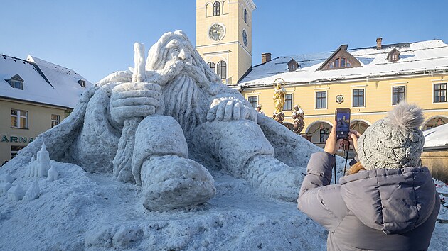 Um�lci museli p�i pr�ci pou��vat r��e, sekyry, ale taky motorovou pilu. (8. ledna 2026)