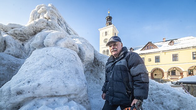 Um�lci museli p�i pr�ci pou��vat r��e, sekyry, ale taky motorovou pilu. (8. ledna 2026)