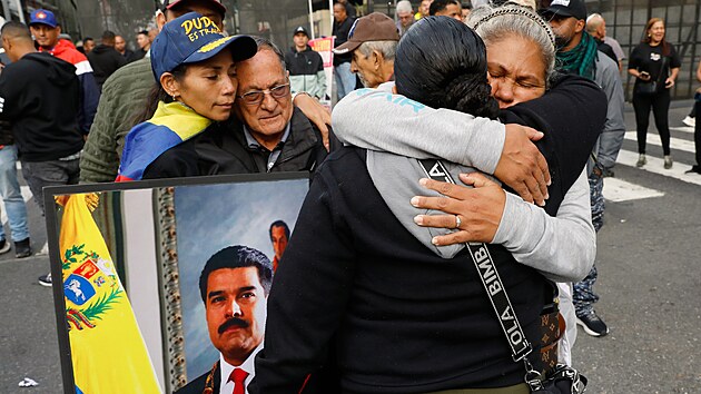 P�íznivci venezuelského prezidenta Nicoláse Madura mu v Caracasu vyjad�ují...
