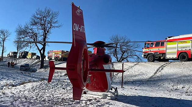 K nehod� v B�l�ic�ch na Brunt�lsku p�ilet�l i z�chran��sk� vrtuln�k, kter� pak p�epravil t�ce zran�n�ho �idi�e do Fakultn� nemocnice v Ostrav�. (4. ledna 2026)