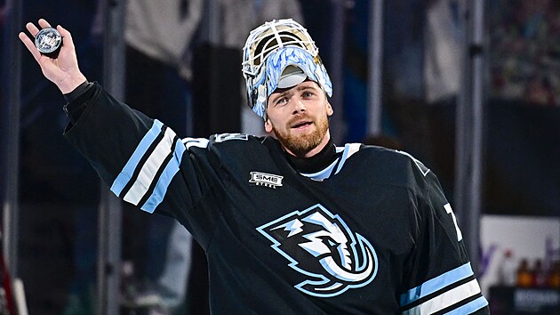 Karel Vejmelka slav� s publikem v�t�zstv� nad Ottawou.