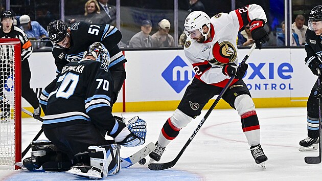 Karel Vejmelka zasahuje proti dor�ce Michaela Amadia.