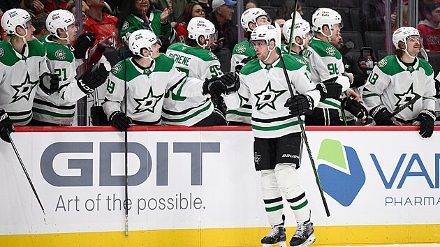 Radek Faksa se spoluhr��i slav� svoji druhou branku v sezon�.