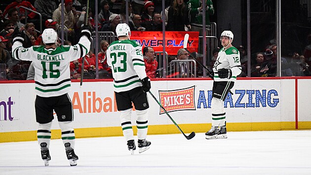 Radek Faksa se spoluhr��i slav� svoji druhou branku v sezon�.