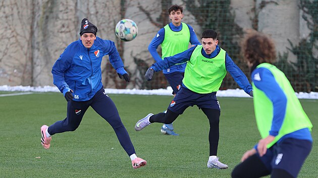 Mat�� Rusn�k a Srdjan Plav�i� (zleva) sleduj� let�c� m��.