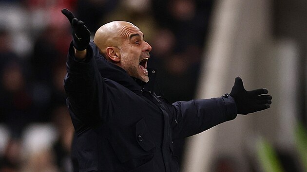 Trenér City Pep Guardiola rozhazuje ruce.