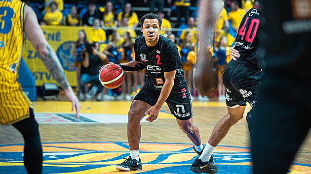 Nymburský Jhamir Brickus vymý�lí úto�nou akci.