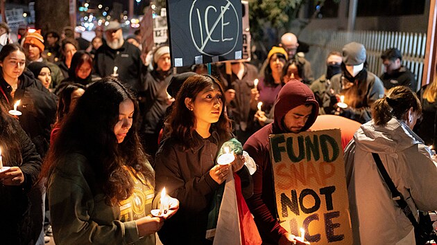Ameri�an� protestuj� proti ��adu pro imigraci a cla (ICE). Sn�mek poch�z� z Phoenixu v Arizon�. (8. ledna 2026)