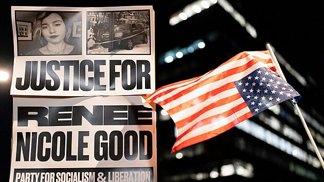 Ameri�an� protestuj� proti ��adu pro imigraci a cla (ICE). Sn�mek poch�z� z Phoenixu v Arizon�. (8. ledna 2026)