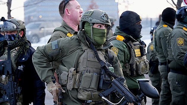 Ameri�an� v Minneapolisu protestuj� proti ��adu pro imigraci a cla (ICE) pot�, co jeden z jeho agent� zabil Renee Nicole Goodovou. Na m�sto dorazila policie, �lenov� ICE i speci�ln� jednotky. (8. ledna 2026)