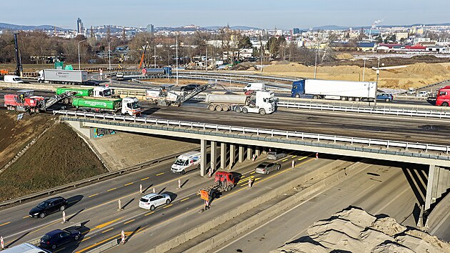 Kv�li bour�n� mostu bude p�es v�kend 10. a� 11. ledna 2026 uzav�ena ��st d�lnice D2 p�ed k�i�ovatkou s D1 v Brn�.