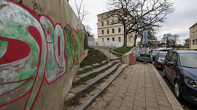 M�sto v Kope�n� ulici pod brn�nsk�m Petrovem, z n�ho� byl po kritice odstran�n v�dejn� box Z�silkovny, z�st�v� nad�le nevzhledn�. (leden 2026)