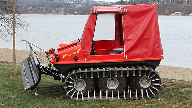 Brno v roce 2018 p�edstavilo �ervenou rolbu na �pravu ledu na zdej�� p�ehrad�. Od t� doby nikdy nevyjela, prvn� �anci vyrazit do akce m� d�ky mraziv�mu za��tku roku 2026.