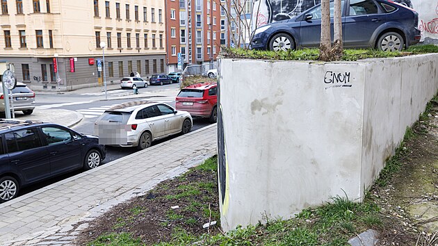 M�sto v Kope�n� ulici pod brn�nsk�m Petrovem, z n�ho� byl po kritice odstran�n v�dejn� box Z�silkovny, z�st�v� nad�le nevzhledn�. (leden 2026)