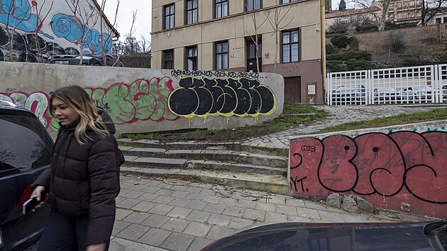 M�sto v Kope�n� ulici pod brn�nsk�m Petrovem, z n�ho� byl po kritice odstran�n v�dejn� box Z�silkovny, z�st�v� nad�le nevzhledn�. (leden 2026)