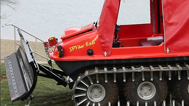 Brno v roce 2018 p�edstavilo �ervenou rolbu na �pravu ledu na zdej�� p�ehrad�. Od t� doby nikdy nevyjela, prvn� �anci vyrazit do akce m� d�ky mraziv�mu za��tku roku 2026.