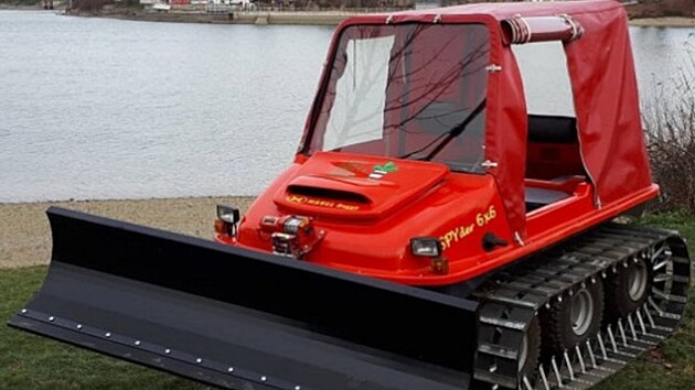 Brno v roce 2018 p�edstavilo �ervenou rolbu na �pravu ledu na zdej�� p�ehrad�. Od t� doby nikdy nevyjela, prvn� �anci vyrazit do akce m� d�ky mraziv�mu za��tku roku 2026.