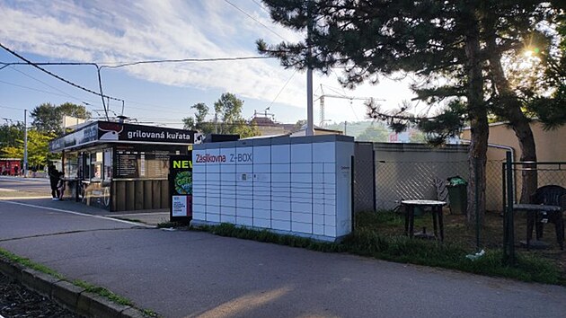 Z�silkovna se dle sv�ho manu�lu sna�� um�s�ovat a stylizovat sv� v�dejn� boxy tak, aby co nejl�pe zapadaly do okoln�ho prost�ed�.