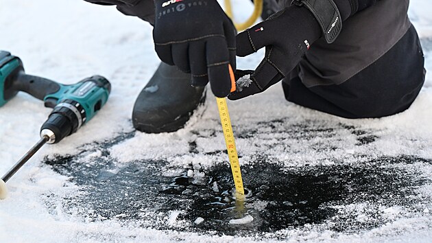 Str�n�k z po���n� jednotky M�stsk� policie Brno Pavel Vrt�na m��� tlou��ku ledu na zamrzl� ��sti Brn�nsk� p�ehrady. (7. ledna 2026)