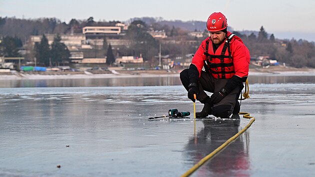 Str�n�k z po���n� jednotky M�stsk� policie Brno Pavel Vrt�na m��� tlou��ku ledu na zamrzl� ��sti Brn�nsk� p�ehrady. (7. ledna 2026)