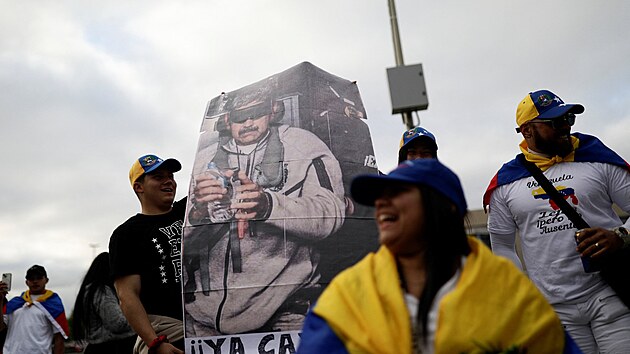 Venezuelan� �ij�c� v Chile se sch�zej�, aby oslavili zajmut� venezuelsk�ho prezidenta Nicol�se Madura a jeho man�elky Ciliu Floresov�.