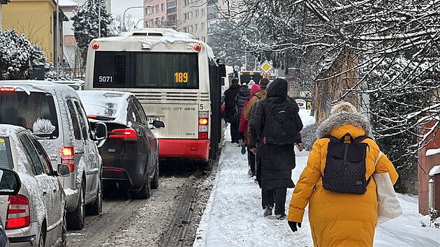 Bud�jovick� ulice u pra�sk�ho Ka�erova je nesj�zdn�. Autobusy nemohou vyjet kopec v okol� metra, a tak doprava stoj�. Lid� vystupuj� a chod� p�ky. (9. ledna 2026)