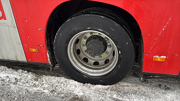 Bud�jovick� ulice u pra�sk�ho Ka�erova je nesj�zdn�. Autobusy nemohou vyjet kopec v okol� metra a tak doprava stoj�. Lid� vystupuj� a chod� p�ky. (9. ledna 2026)