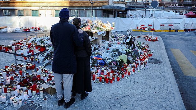 Pam�tn�k p�ed barem �Le Constellation� po po��ru b�hem silvestrovsk� oslavy v luxusn�m ly�a�sk�m st�edisku Crans-Montana v jihoz�padn� �v�carsku. (4. ledna 2025)