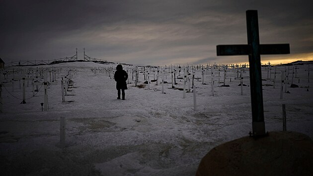 �ena kr��� po h�bitov� pokryt�m sn�hem p�i z�padu slunce ve m�st� Nuuk v Gr�nsku. (16. �nora 2025)
