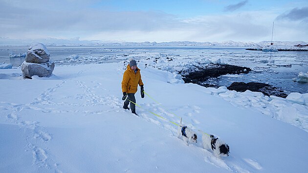 �ena se sv�mi psy na pl�i v Nuuku v Gr�nsku. (3. b�ezna 2025)