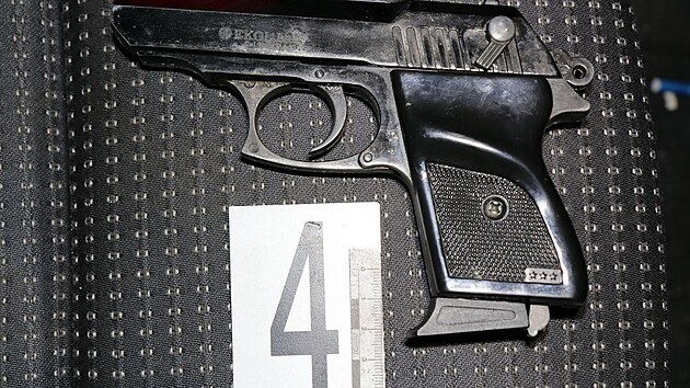 Mu� m�l u sebe krom� n�kolika mobiln�ch telefon� i st�elnou zbra�. (7. ledna 2026)