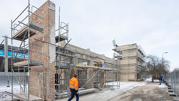 D�ln�ci u� n�kolik t�dn� na Br�n� borc� pracuj�. Zat�m ji hlavn� �istili od p��staveb a ��st�, u kter�ch re�ln� hrozilo jejich zborcen�. Nyn� se pust� do samotn� opravy. (8. ledna 2026)