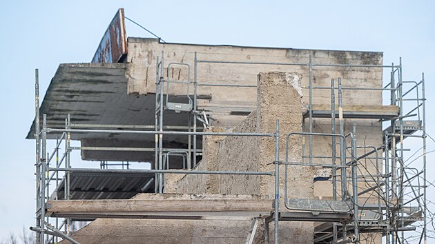 D�ln�ci u� n�kolik t�dn� na Br�n� borc� pracuj�. Zat�m ji hlavn� �istili od p��staveb a ��st�, u kter�ch re�ln� hrozilo jejich zborcen�. Nyn� se pust� do samotn� opravy. (8. ledna 2026)