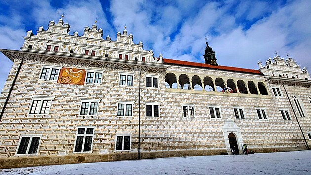 Z�mek v Litomy�li proch�z� velkorysou obnovou od roku 2023. Po oprav�ch interi�r� do�lo i na obnovu sgrafitov� v�zdoby, kter� po demont�i le�en� na ji�n� a severn� stran� vynikla na konci roku. Restaur�to�i na opravu dvou spodn�ch pater �psan��ek� ji� le�en� pot�ebovat nebudou. (3. ledna 2026)