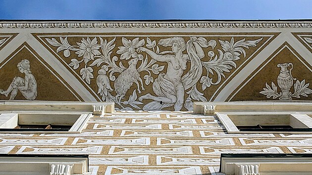 Z p�vodn� sgrafitov� v�zdoby se do dne�n�ch dn� dochovala t�etina v�zdoby. V 70. a 80. letech minul�ho stolet� pracoval na obnov� sgrafit krom� jin�ho uzn�van� socha� Olbram Zoubek. (3. ledna 2026)