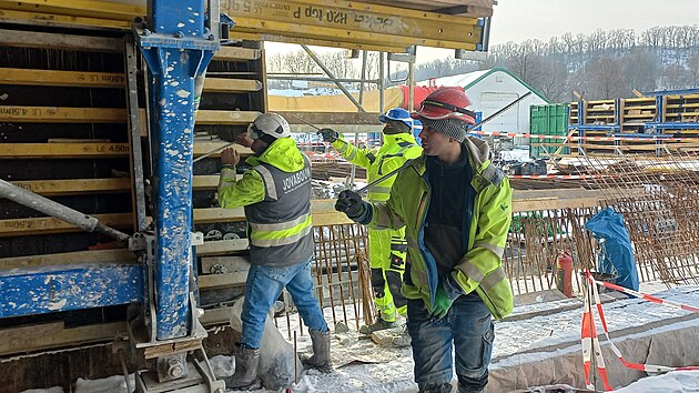 Stavebn� pr�ce v tunelu Homole, kter� je sou��st� budovan�ho �seku d�lnice D35 p�ed Vysok�m M�tem, navzdory mraz�m pokra�uj�. (6. ledna 2026)