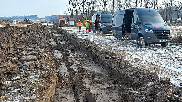 U Stradoun� v trase budouc� d�lnice D35 prob�haj� pr�ce na p�elo�k�ch plynovodu. (6. ledna 2026)