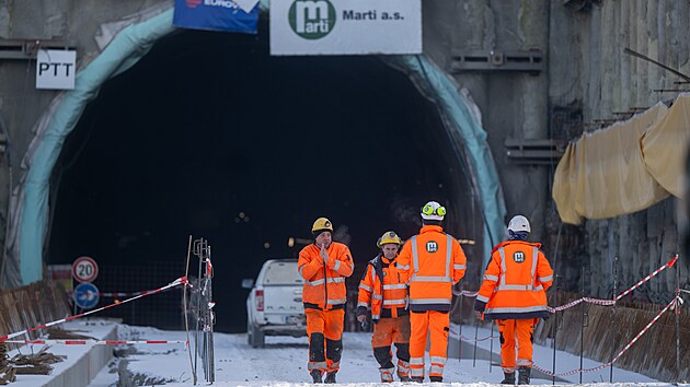 Stavebn� pr�ce v tunelu Homole, kter� je sou��st� budovan�ho �seku d�lnice D35 p�ed Vysok�m M�tem, navzdory mraz�m pokra�uj�. (6. ledna 2026)