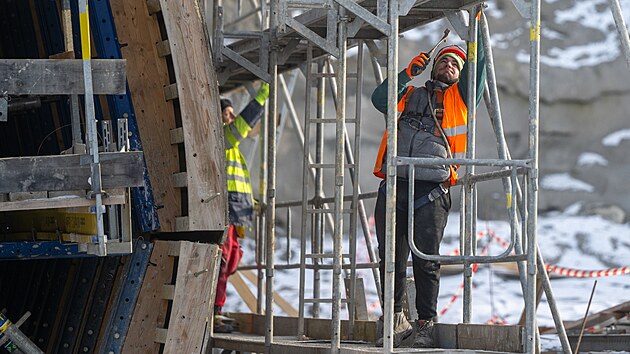 Stavebn� pr�ce v tunelu Homole, kter� je sou��st� budovan�ho �seku d�lnice D35 p�ed Vysok�m M�tem, navzdory mraz�m pokra�uj�. (6. ledna 2026)