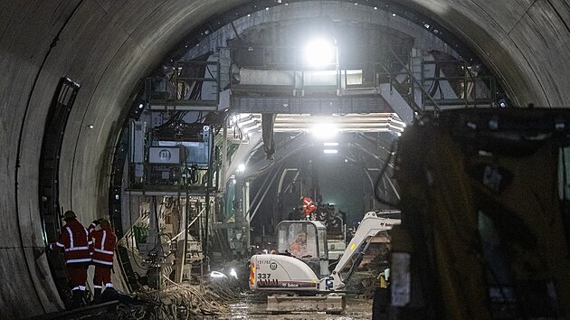 Stavebn� pr�ce v tunelu Homole, kter� je sou��st� budovan�ho �seku d�lnice D35 p�ed Vysok�m M�tem, navzdory mraz�m pokra�uj�. (6. ledna 2026)